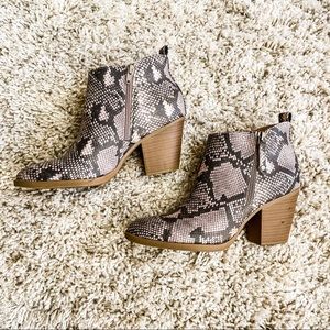 Universal Thread Snakeskin Gray Jameson Boots